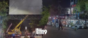 Gaes !!! Tak Berijin dan Membahayakan, Dua Papan Reklame Dibongkar