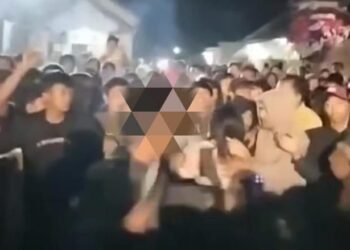 Video tangkap layar saat keributan berlangsung.