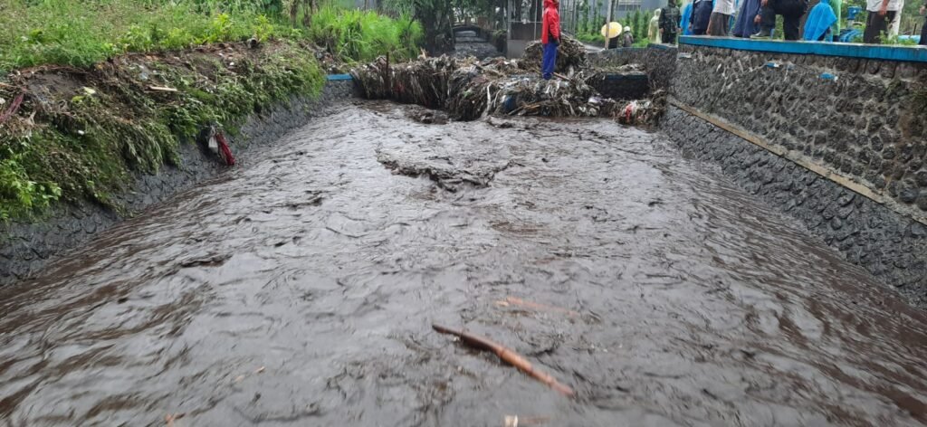 Gaes!!! Banjir Desa Bumiaji Karena Kayu Gelondongan