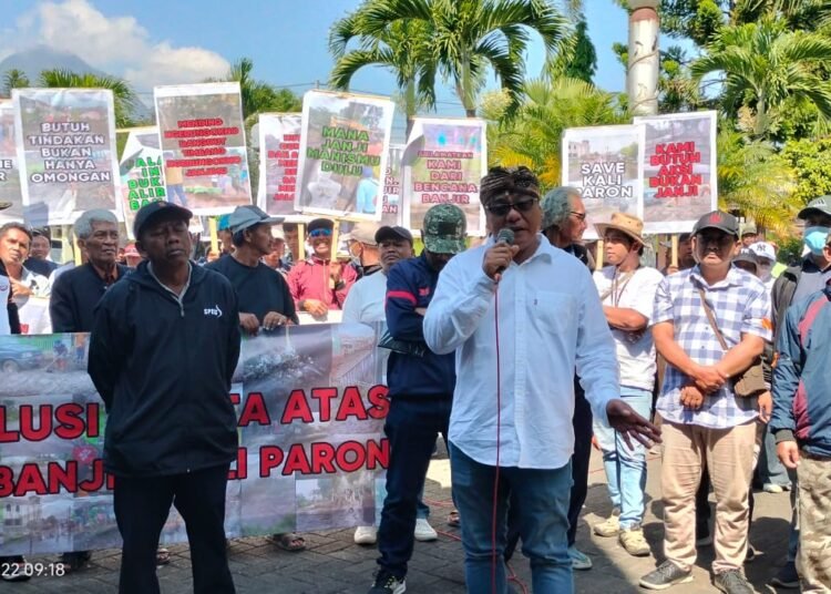 Aksi Demonstrasi yang dilakukan oleh Warga Bumiaji di depan gedung DPRD Kota Batu (rul)