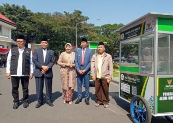 Pemberian bantuan gerobak bagi Bagi pelaku pedangang usaha kecil di depan Halaman Balaikota Malang.(MemoX/fat)