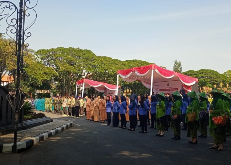 Suasana upacara dalam rangka memperingati Hari Bela Negara Ke-75 dan Hari Ibu Ke-95 Tahun 2023 bertempat di depan Halaman Balaikota.