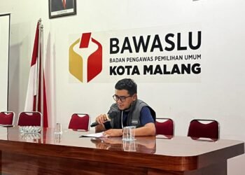 Kordiv Pencegahan, Partisipasi Masyarakat dan Hubungan Masyarakat Bawaslu Kota Malang, Mohammad Hasbi Ash Shiddiqy, pada saat perss confrence.(MemoX/fat)