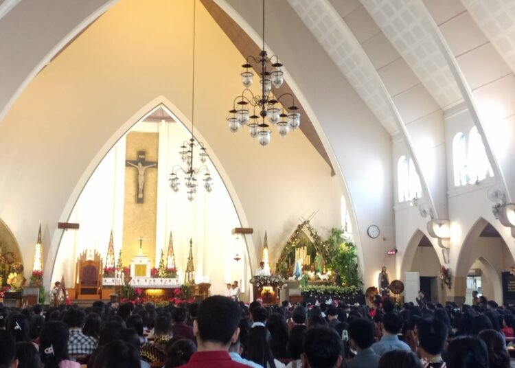 Ft: Umat kristiani mengikuti ibadah misa malam Natal 2023 di Gereja Katedral Santa Perawan Maria dari Gunung Karmel Keuskupan,Jalan Ijen, Kota Malang.(MemoX/fat)