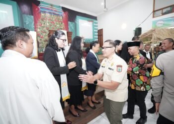 Foto : Pj Walikota Batu Aries Agung Paewai saat mengunjungi Gereja Gembala Baik (ist)