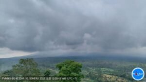 Gaes !!! Siaga III, Gunung Semeru Terekam Erupsi 24 Kali