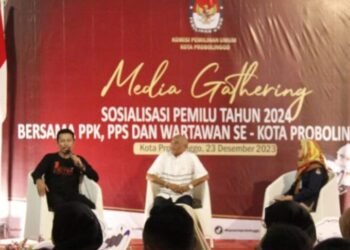 Foto : Komisioner KPU Kota Probolinggo, Radfan Faisal bersama Ketua Mappilu PWI Jatim, Machmud Suhermono dalam diskusi bersama wartawan, PPK, dan PPS.