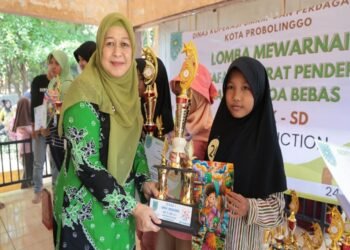 Teks Foto : Peserta lomba sibuk mewarnai diatas kertas gambar yang berlangsung di Ruang Terbuka Hijau Perkotaan Kota Probolinggo.