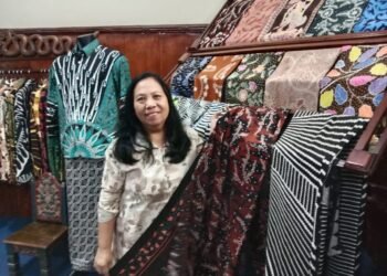 Caption:Sumardijanti SE Di antara Beberapa Jenis Batik Produksinya(MemoX/Sur).