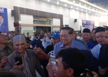 Susilo Bambang Yudhoyono, Presiden RI ke-6 sekaligus Ketua Majelis Tinggi Partai Demokrat berdiri di tengah. ( nif)