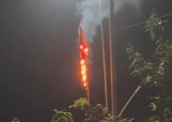 Tangkap layar, bendera PDIP dibakar oleh Ketua RT di Kabupaten Malang.