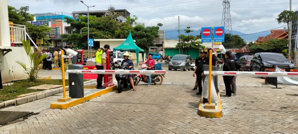 Pemerintah Kota (Pemkot Batu) terus berusaha meningkatkan Pendapatan Asli Daerah (PAD). Salah satunya menerapkan E Parkir di Pasar Among Tani, Kota Batu