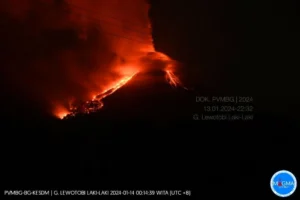 Gaes !!! Gunung Lewotobi Laki Laki Terjadi erupsi