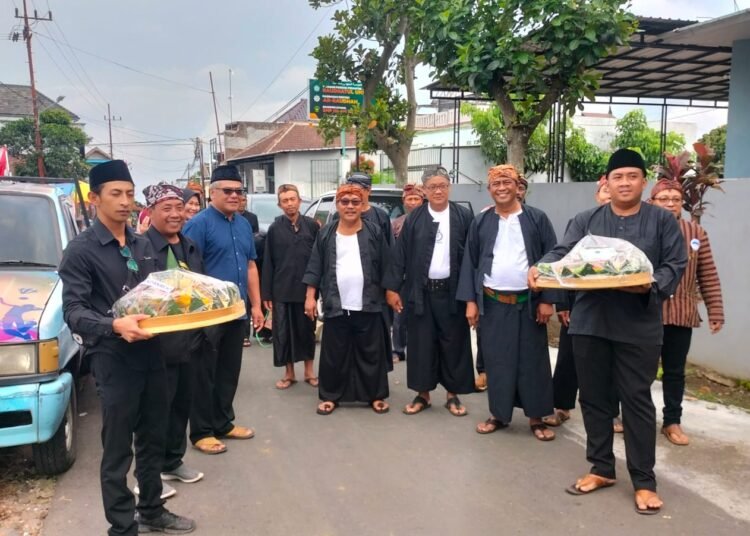 Para kepala desa saat menghaduri haul Mbah Mbatu, sembari mengarak tumpeng menuju makam. ( ist)