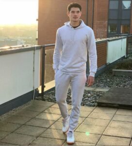 Gaes !!! Ini Tren Fashion Casual Sporty Ala Elkan Baggott