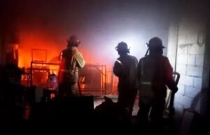 Gaes !!! Terjadi Kebakaran Gudang Plastik di Pakis Malang