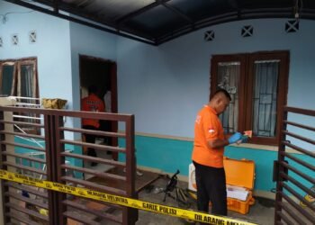 Tim INAFIS Polres Malang tengah melakukan olah TKP di kediaman istri yang diduga diracun suami.