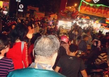 Pasar laron alun-alun Batu penuh dengan wisatawan