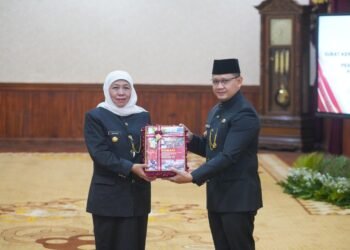 Gubernur Jatim Khofifah Indar Parawansa menyerahkan SK perpanjangan Pj Walikota Batu Aries Agung Paewai.