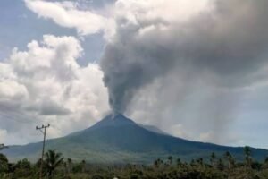 Gaes!!! Gunung Lewotobi di Flores Timur Alami Erupsi Lagi!