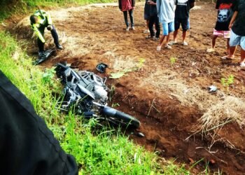 T: Proses evakuasi korban yang alami kecelakaan di Jalan Raya Dusun Ndarungan, Desa Mendalanwangi, Kecamatan Wagir, Kabupaten Malang.