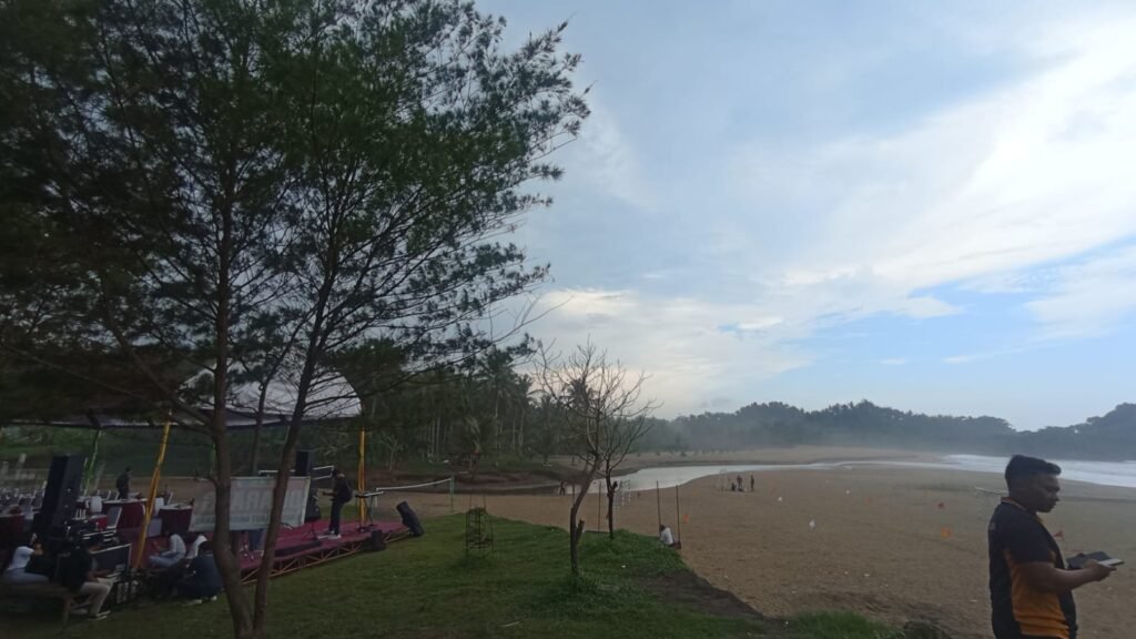 Gaes !!! Saat Nataru, Sehari Bisa 500 Pengunjung Datang Ke Pantai Wonogoro
