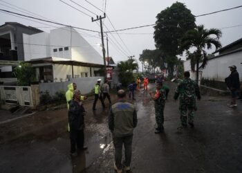 Ft : Warga Desa Sidomulyo bersih bersih rumahnya dari lumpur. ( ist)