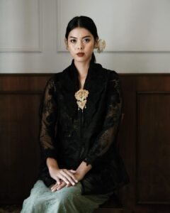 Gaes!!! Tren Kebaya Hitam Awali Fashion 2024