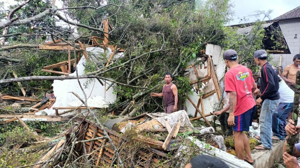 Gaes !!! 5 Rumah di Kabupaten Malang Tertimpa Pohon, Pemilik Mengungsi