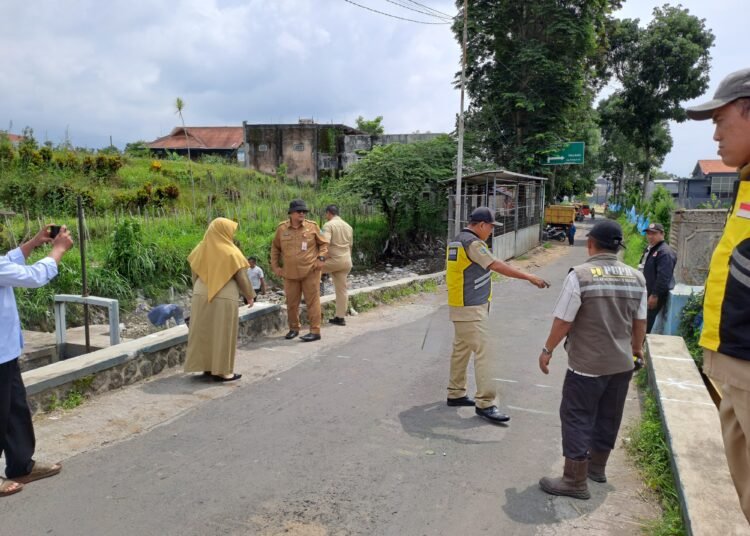 Ft : Pegawai DPUPR Kota Batu melihat kondisi Kali Paron