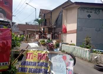 FT. Salah satu jembatan rusak di Kabupaten Malang, tepatnya Jalan Tirto Taruno, Desa Landungsari,