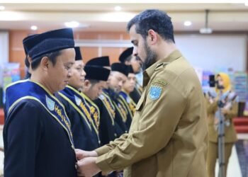 Teks Foto : Senyum sumringah guru penggerak saat dikukuhkan oleh Wali Kota Hadi Zainal Abidin untuk memajukan kualitas pendidikan di Kota Probolinggo.