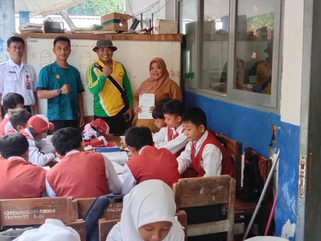 Sambil menunggu selesainya pembangunan gedung baru, siswa SDN 4 Kedungbanteng hingga saat ini masih harus bertahan belajar di teras sekolah.