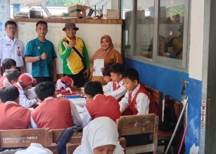 Sambil menunggu selesainya pembangunan gedung baru, siswa SDN 4 Kedungbanteng hingga saat ini masih harus bertahan belajar di teras sekolah.