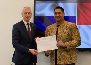 Ft: Menpora RI Dito Ariotedjo menyerahkan surat titipan dari Prabowo Subianto untuk Presiden Rusia Vladimir Putin melalui Menteri Olahraga Oleg Matytsin di Kazan, Rusia, Rabu (21/2/2024). (Dok. TKN Prabowo-Gibran)(Dok. TKN Prabowo-Gibran)