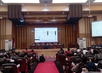 FT. Proses berlangsungnya sidang pleno terbuka perhitungan surat suara tingkat Kabupaten Malang. (nif)