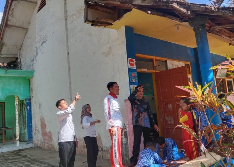 Seperti yang terjadi di gedung SDN 2 Gajahrejo Kecamatan Gedangan Kabupaten Malang. Saat ini betul-betul memprihatinkan.