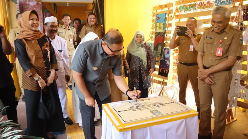 Pj. Wali Kota Batu yang juga Kepala Dinas Pendidikan Provinsi Jawa Timur, Aries Agung Paewai, meresmikan ruang kelas baru di SLBN Kota Batu.