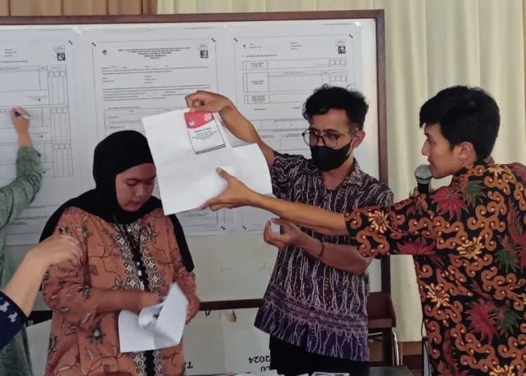 Ft : Anggota KPPS di TPS 12, Desa Oro Oro Ombo, Kota Batu merekap hasil penghitungan suara Pemilu 2024. (ist)