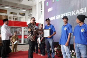 Gaes !!! Pj. Wali Kota Batu Serahkan 1001 Sertifikat Halal untuk UMKM