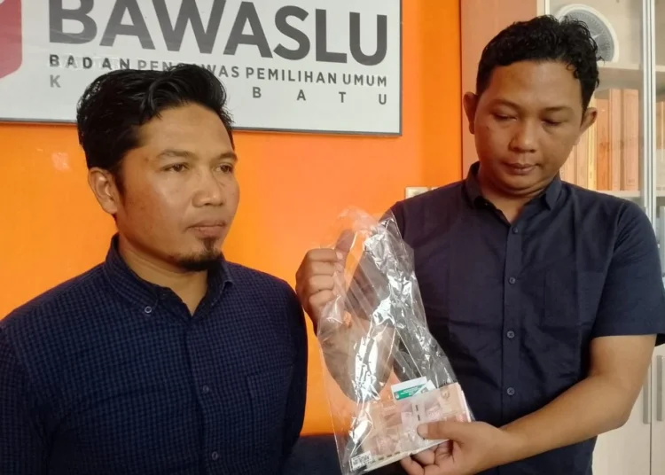 Ft : Komisioner Bawaslu Kota Batu Mardiono menunjukan barang bukti money politik. (mf)