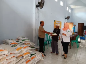 Gaes!!! Dinsos Salurak Bantuan Beras Pada 184.189 KPM!