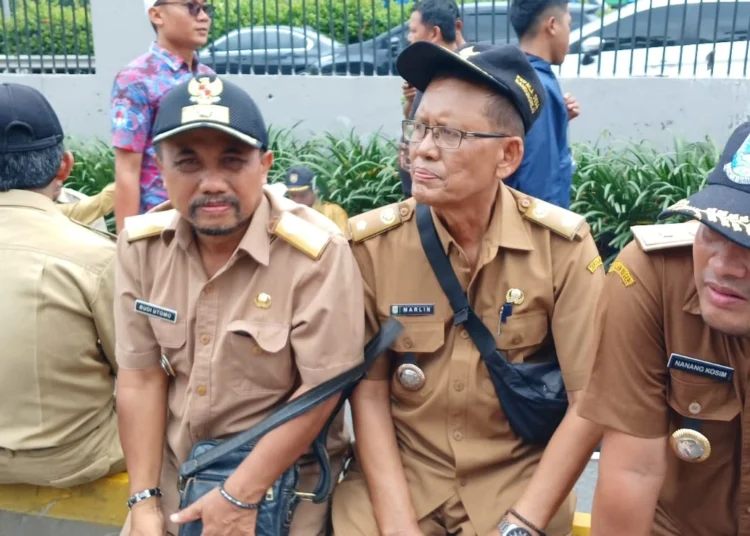 Ft : Kepala Desa Sumberoto Budi Utomo SE bersama  perwakilan Kades Kabupaten Malang saat unjukrasa di Jakarta (ist)