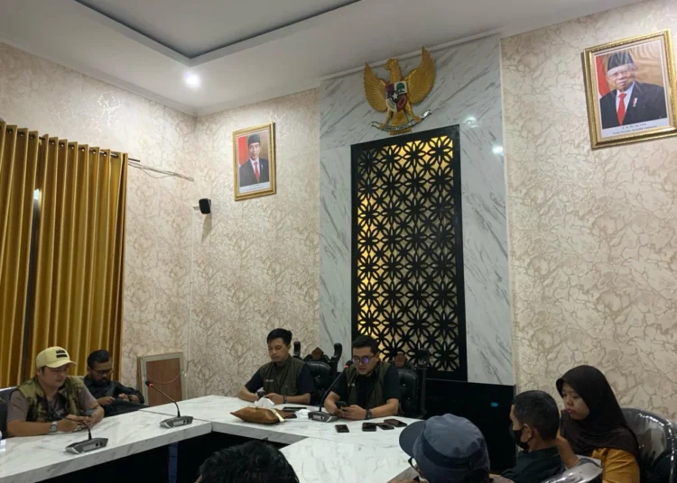 Ft: Koordiv.Pencegahan,Partisipasi Masyarakat dan Humas Bawaslu Kota Malang,M. Hasbi (depan) saat memberikan keterangan pada media. (fat)