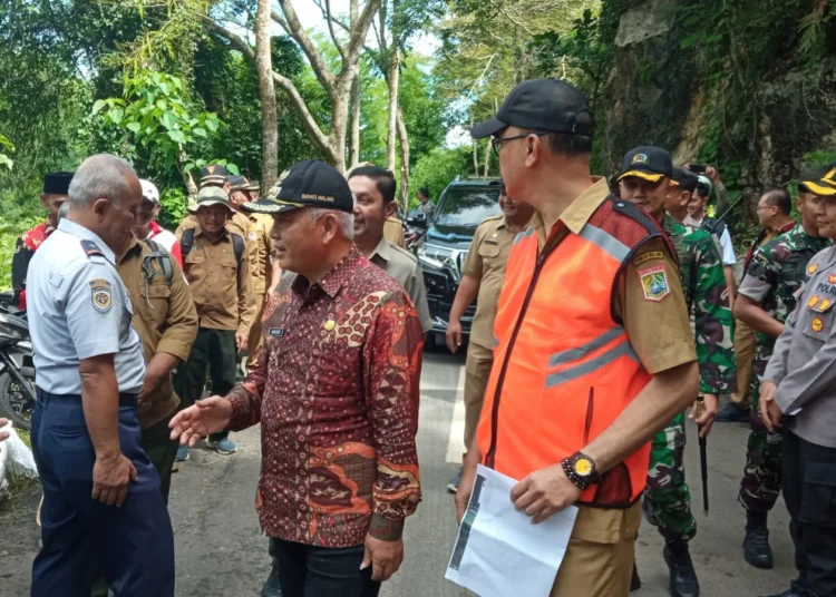 FT. Sanusi tinjau jalan Rajekwesi Desa Tumpakrejo, Kecamatan Kalipare, Kabupaten Malang.