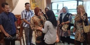 Gaes!!! Mensos Bu Risma Kunjungi dan Salurkan Bantuan di Kota Malang