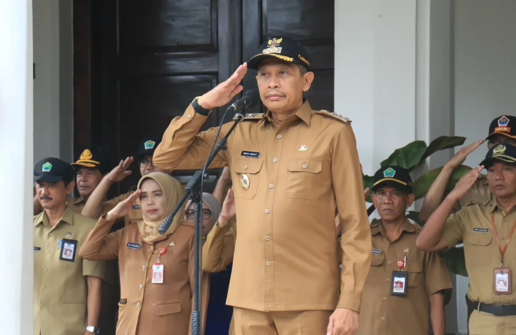 Pj. Walikota Malang, Dr. Ir Wahyu Hidayat, MM bersama ASN Pemerintah Kota Malang berkomitmen netral dalam menghadapi Pemilu 2024.