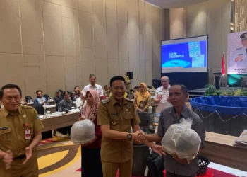 Ft: Pj Walikota Malang, Wahyu Hidayat memberikan arahan serta menyerahkan bantuan secara simbolis kepada peserta pelatihan budidaya ikan air tawar kolam terpal. (Suaragong/fat)