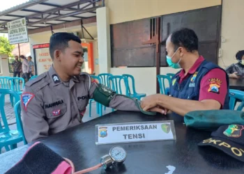 FT. Personel jajaran Polres Malang tes kesehatan usai lakukan pengamanan Pemilu 2024. (nif)