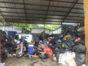Gaes !!! Ada 150 Ton Sampah Menggunung di TPS Stadion Brantas, Wow!